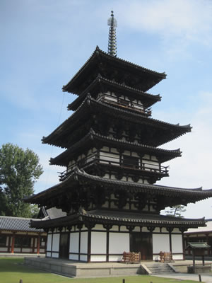 東塔は本来お釈迦様のお墓を意味します。各層に裳階をつけているため六重に見えますが、三重の塔です。