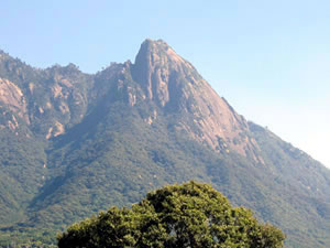 モッチョム岳（標高940ｍ花崗岩からなる山）