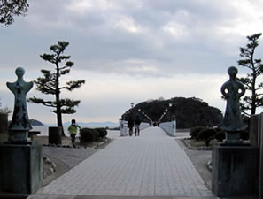 竹島橋は縁結びの橋と呼ばれています。