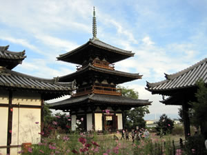 法隆寺五重塔や法輪寺三重塔とともに、斑鳩三塔と称されている。