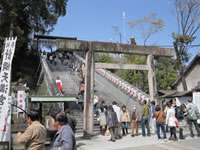 第二鳥居と拝殿への階段