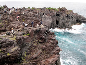 海の侵食作用で削られてできた雄大な出入りの激しい溶岩岩石海岸です。