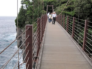 城ヶ崎海岸の吊橋（門脇吊橋）は、長さ48ｍ、高さ23ｍ