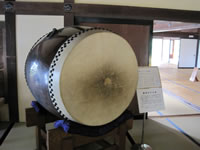 「太鼓櫓」掛川城御殿の広間に当時使われた大太鼓が現存しています。