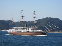「咸臨丸」1856年オランダで建通され、1860年勝海舟によって日本人ではじめて太平洋横断しアメリカへ渡った蒸気帆船。 その勇姿をいまに復元しました。
