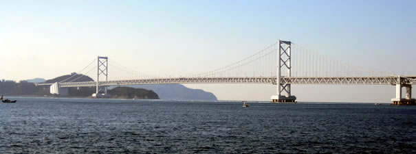 「大鳴門橋」は、渦潮で有名な鳴門海峡を渡る中央支間長876ｍの吊橋です。