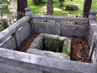 徳川家康公が岡崎城内で生まれた際、この井戸水を産湯に使った。