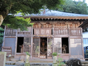 指月殿は、鎌倉時代に尼将軍と呼ばれた北条政子が、政争の犠牲となった実子である２代将軍頼家の菩提所として建立したもので、伊豆最古の木造建築といわれています。