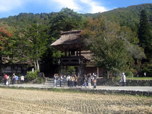 茅葺きの鐘桜門と茅葺きの本堂がある明善寺。