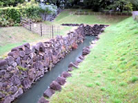 本丸堀と二の丸堀を結ぶ水路跡