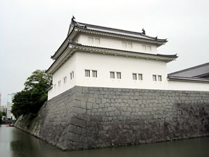 「巽櫓」は、駿府城ニノ丸の東南角に設けられた三層ニ重の隅櫓で、十二支であらわした巽（辰巳）の方角に位置することから「巽櫓」と呼ばれました。