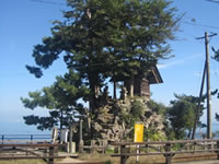 義経岩の上には、義経社という小さな祠が建てられています。