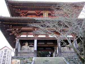 「仁王門」3間1戸、重層入母屋造、本瓦葺の楼門で金峯山寺の北の仏門。