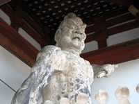 仁王は仏師康成の作で鎌倉末期の 力強さを示している。