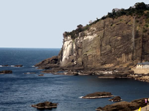 日本海 越前海岸の青い海に、白く巨大な大断崖「鳥糞岩」