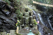 犬鳴山は、斎明天王の7年（西暦661年）、修験道の開祖である役小角が28歳の時に開基されました。