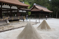 「細殿」前に円錐形の一対の立砂