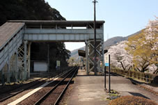 笠置駅のホームへは陸橋を渡ります。