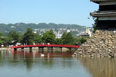 松本城と埋橋（赤い橋）