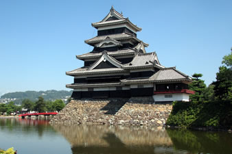 現存する城郭建造物で月見櫓を有する松本城。