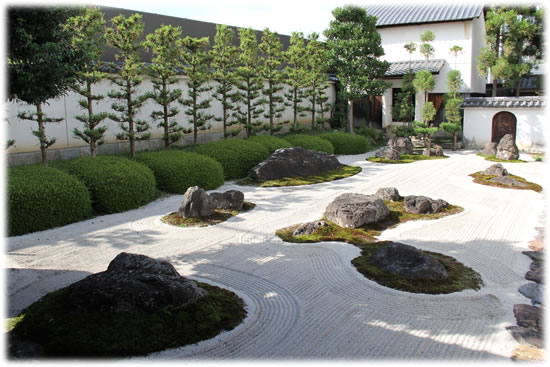 妙蓮寺の庭園「十六羅漢石庭」