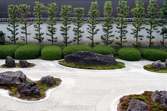 十六羅漢石庭（中央の大きな青石は「臥牛石」といい、秀吉公によって伏見城より移された名石です。）