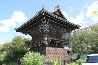 
           「鐘楼」袴腰型鐘楼で、日本建築史上、江戸時代を代表する貴重な建造物です。