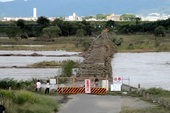 2009年の台風18号で、流れ橋が完全に破壊される。「全面通行止」