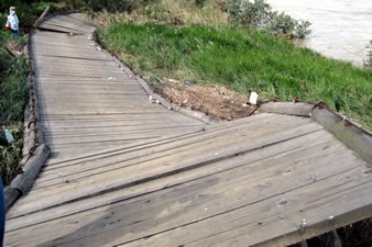 橋板が岸に流される。