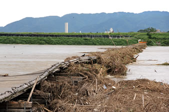 流れ橋の上流に高山ダムがあり（三重県）、ダムの放流の加減で木津川の水量が増えたり減ったりするようです。（三重県は豪雨でした。）