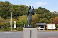 小木港のおけさ踊りの像。