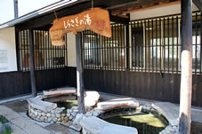 木津温泉駅のホームにある足湯（京都府下最古の湯「しらさぎの湯」）