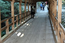 本坊より塔頭、龍吟・即宗両院に至る三ノ橋渓谷に架かる木造橋廊です。