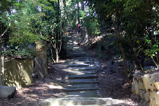 険しい坂道を登ると「薩摩藩士東征戦亡之碑」があります。