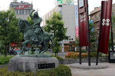 ＪＲ上田駅前に立つ、真田幸村の像。