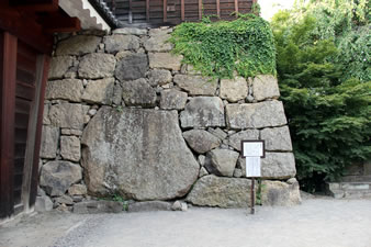 「真田石」直径3ｍの城内最大の巨石。