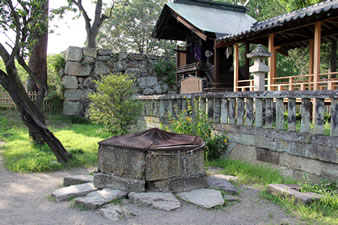 「真田井戸」 城内唯一の大井戸でもあった。この井戸からは抜け穴があって、白の北方、太郎山麓や藩主居館跡にも通じていたとの伝説もある。