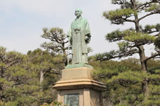 「中部幾次郎翁銅像」 大洋漁業株式会社の創始者。
