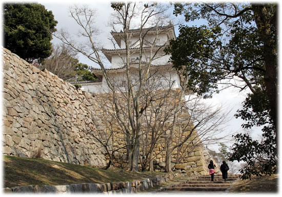 ２基の三重櫓が現存する「明石城」