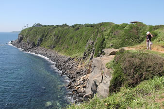 玄界灘に面して続く約1kmもの切り立つ海蝕崖のコントラストが見事。