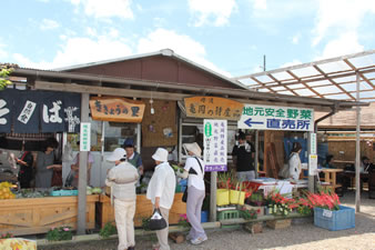 亀岡産のお米や野菜、鉢植桔梗などの物産品の直売も開催。