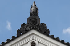 松山城の天守の紋章は、江戸幕府の将軍、徳川家とゆかりのある「丸に三つ葉葵」（三つ葉左葵巴）となっています。