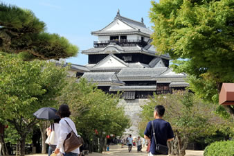 大天守は三重三階地下一階の層塔型天守で、黒船来航の翌年落成した江戸時代最後の完全な城郭建築です。