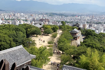 天守最上階から眼下に本丸広場と松山市街地を望む。