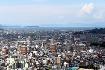 松山市街地と瀬戸内海など爽快なパノラマ景色が見渡せます。