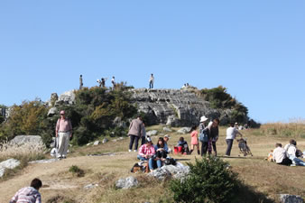 生石高原の笠石は、シンボル的な巨石です。