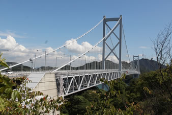 「因島大橋」は、上下二段構造の端正な吊橋で、上部は自動車専用道 、下部は自転車歩行者道が走っている。

