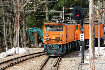 豪雪のため「笹平駅」で折り返し運転、先頭機関車がスイッチバック。