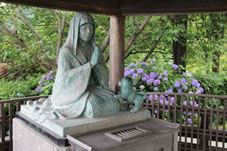 中央に桂昌院像を安置した「けいしょう殿」は休憩所となっている。
