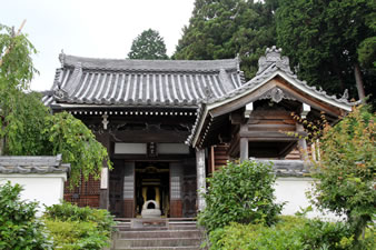 奥の院「薬師堂」境内の奥にある善峯寺奥の院へは、なだらかな坂道となるが登りきると眼下に京都市街を一望できる。